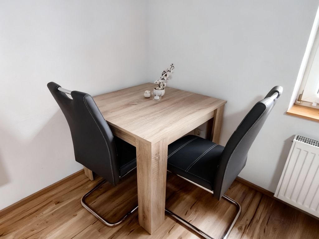 Zimmer 1: kleiner Tisch mit zwei Stühlen