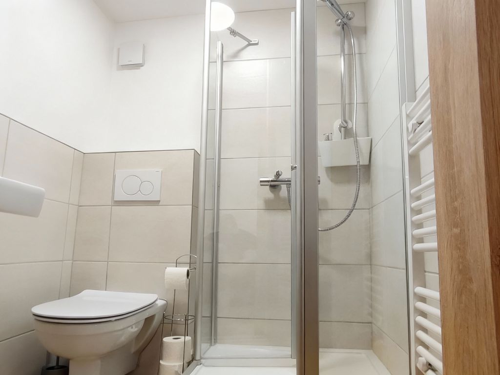 Zimmer 6 – Bett und Fenster