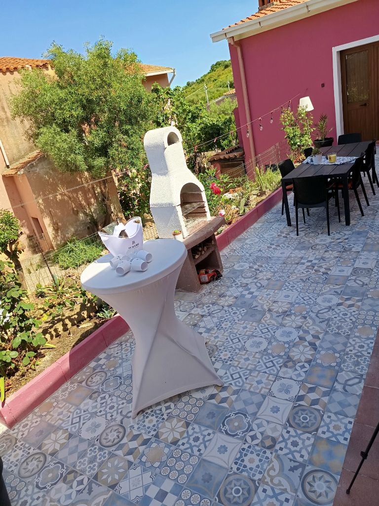 Panoramablick über die Mosaikfliesen-Terrasse mit Essbereich