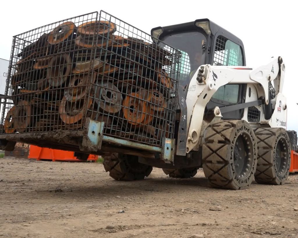 Industrial - Bobcat transportando materiales con Evolution Wheel