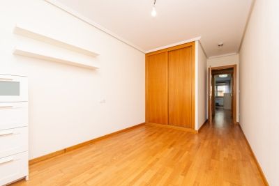 Habitación con armarios empotrados