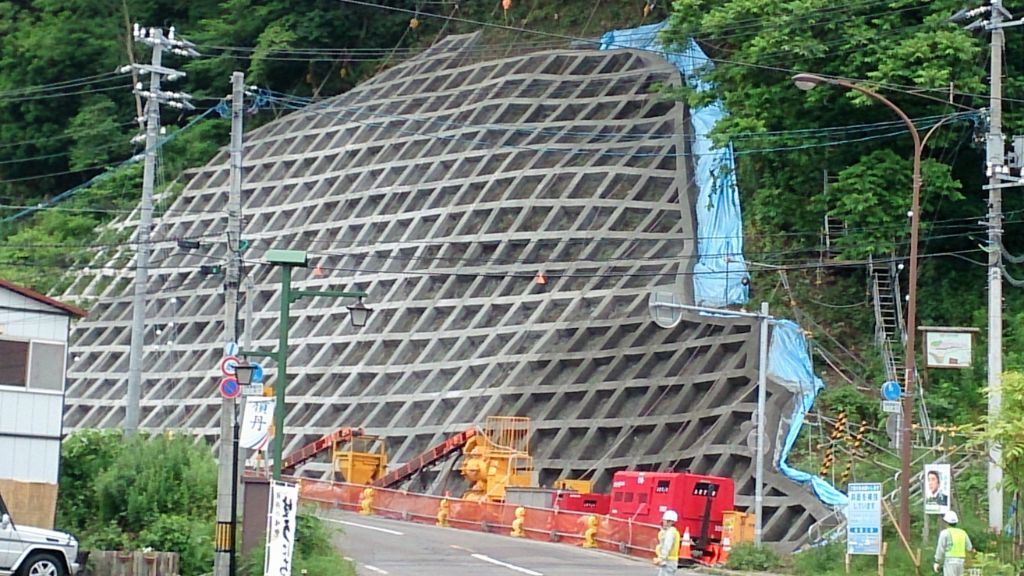 法面保護工事 - 格子状フレーム施工