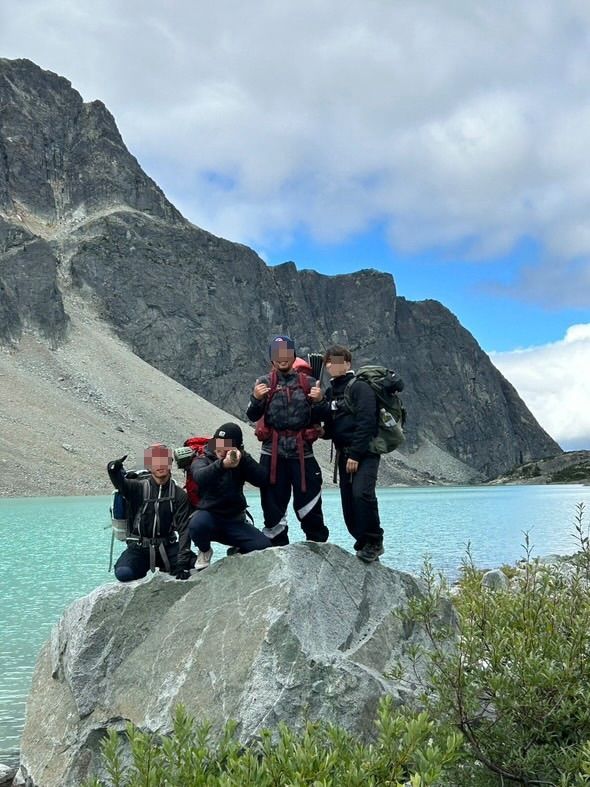 湖でハイキング