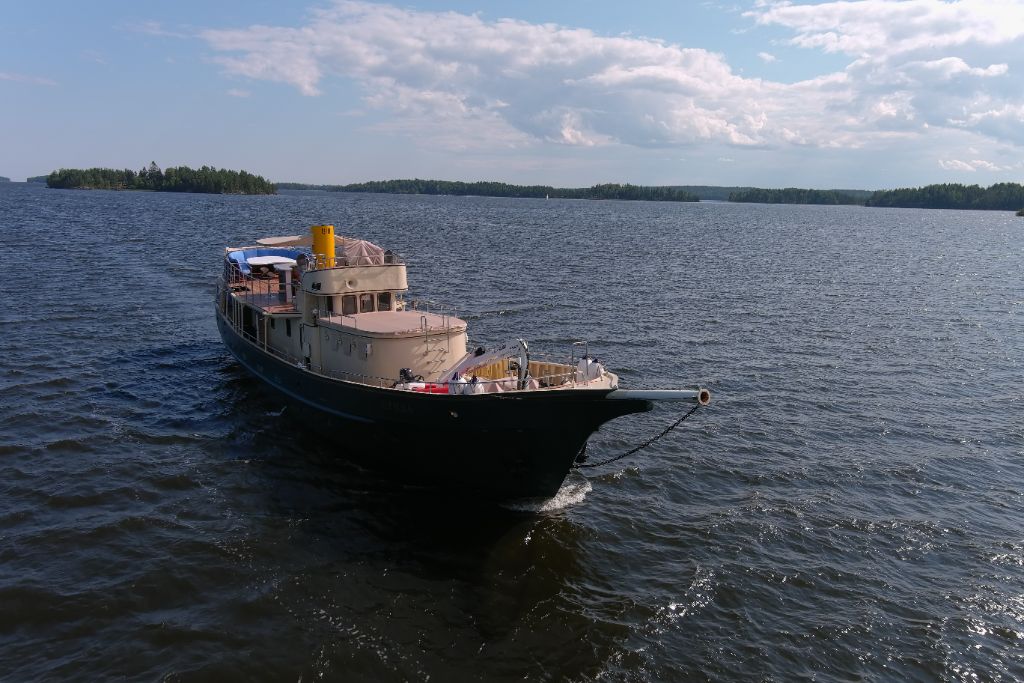 Яхта на водной глади