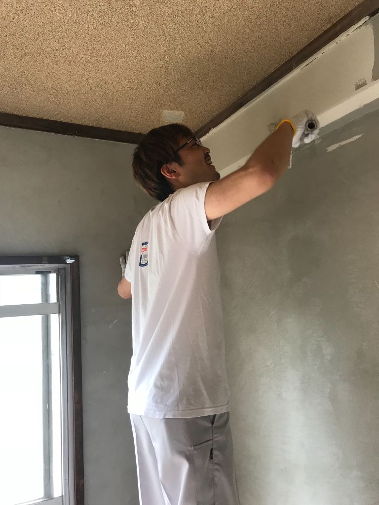 熟練職人による丁寧な内装塗装作業