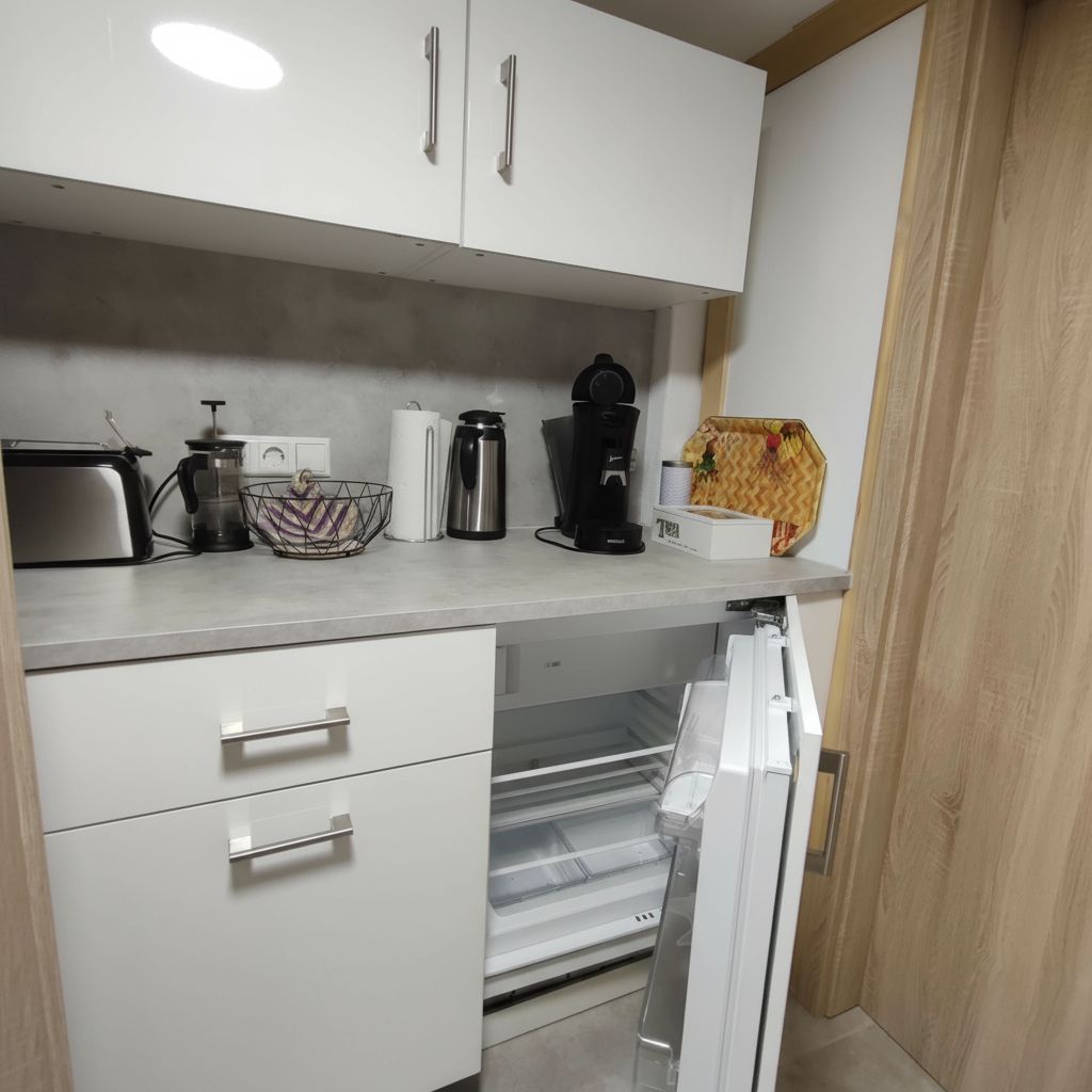 Küche unten – Kühlschrank geöffnet