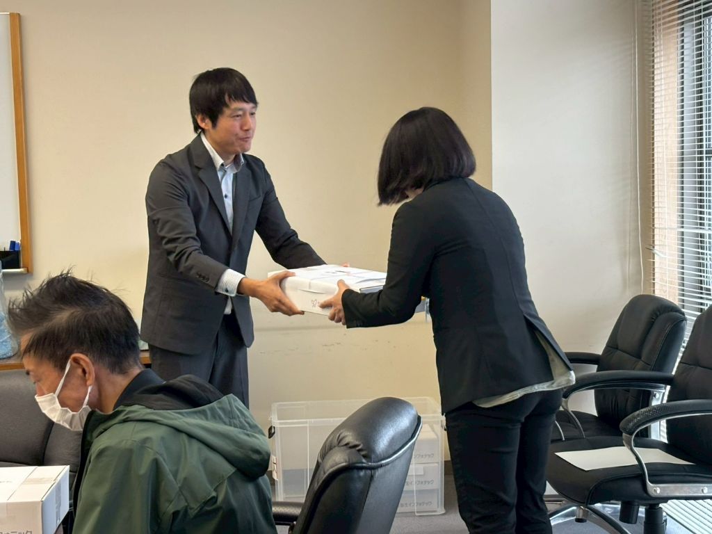 パソコンを贈呈する様子