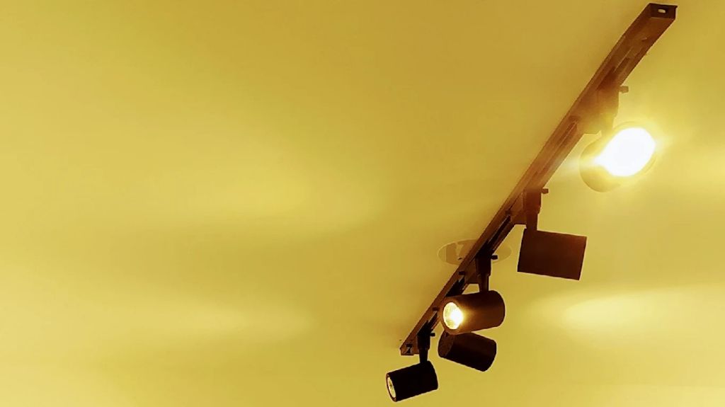 Spots direcionais instalados