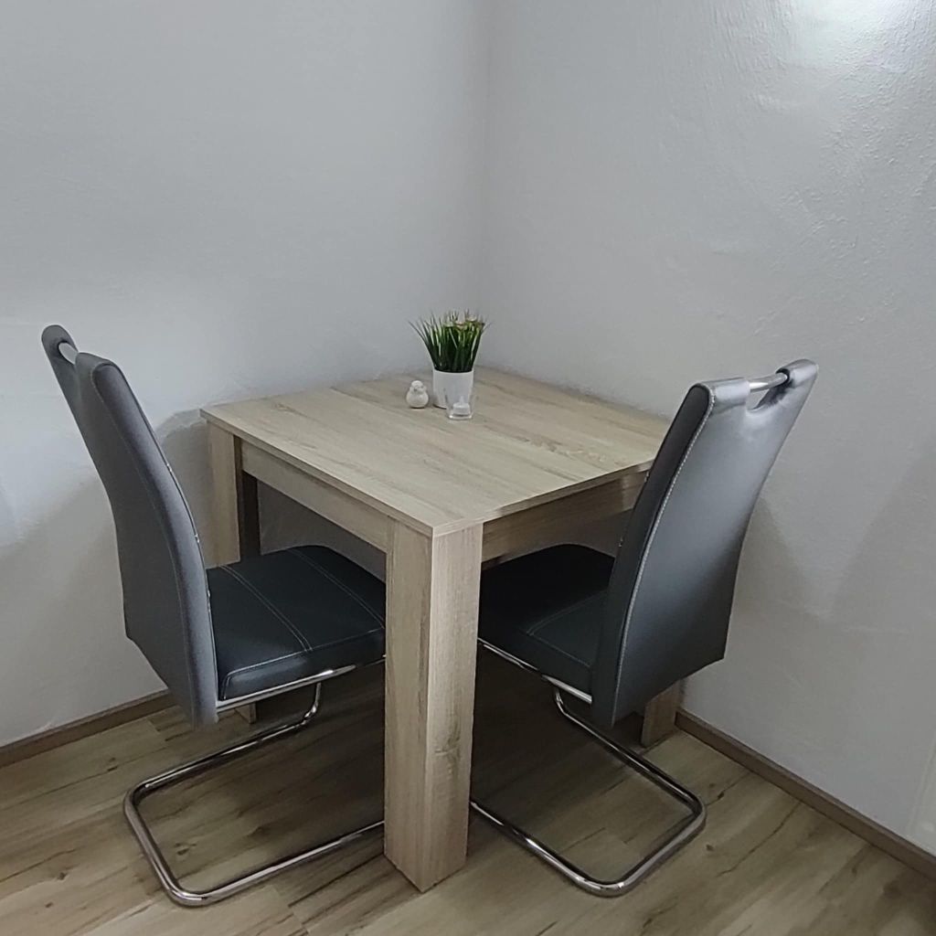 Tisch mit zwei Stühlen