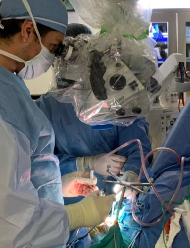Cirurgia neurológica com microscópio de alta precisão - Dr. Erion Jr de Andrade