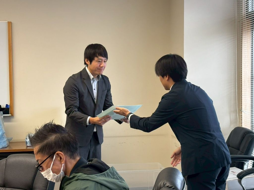 感謝状を受け取る代表