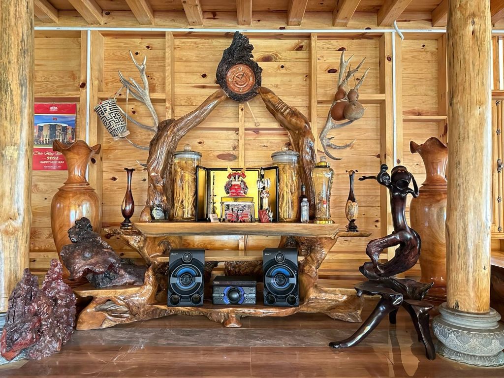 Nhà gỗ với vườn landscaping