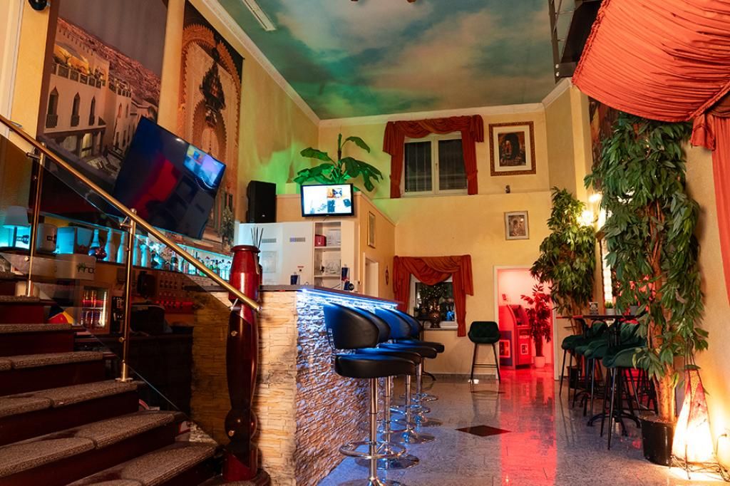 Wellness-Suite mit Säulen und Whirlpool