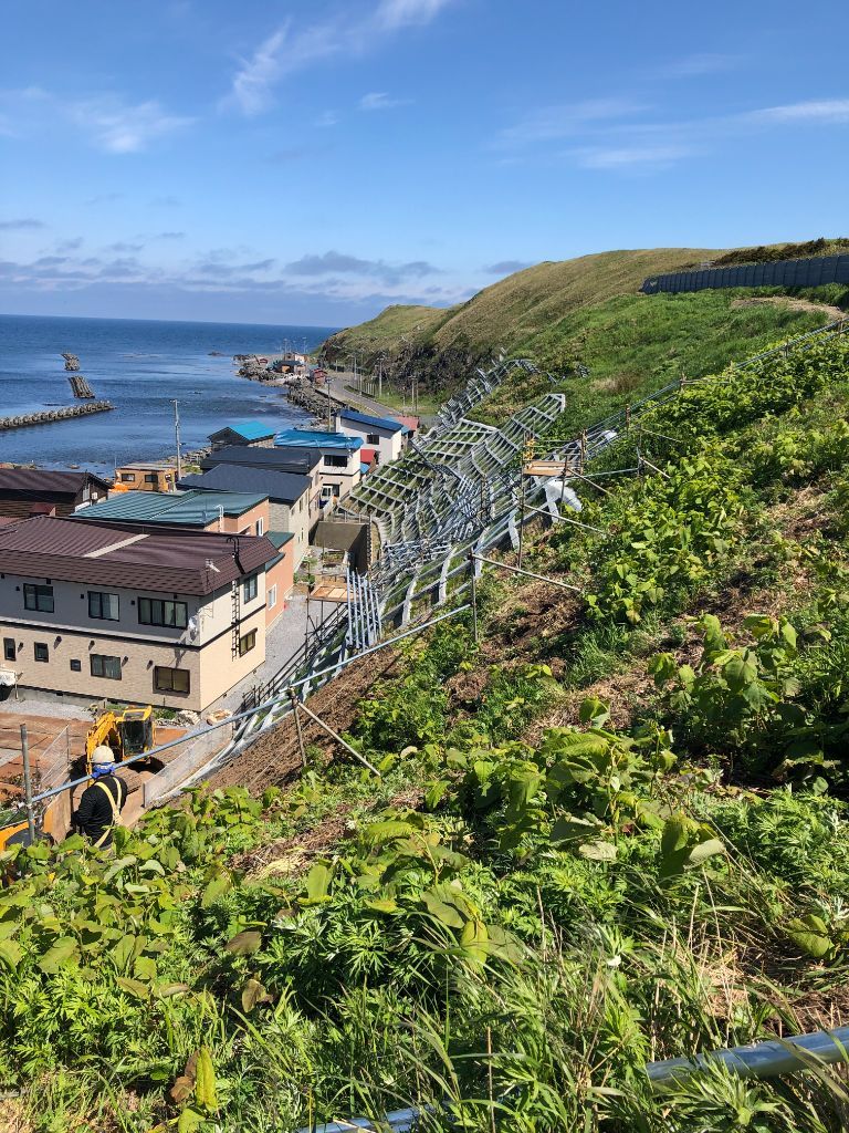 沿岸部斜面補強 - 金属グリッド設置