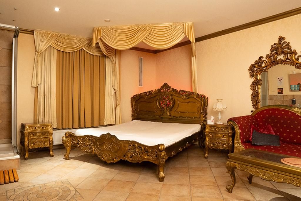 Lounge-Bereich mit stimmungsvoller Beleuchtung