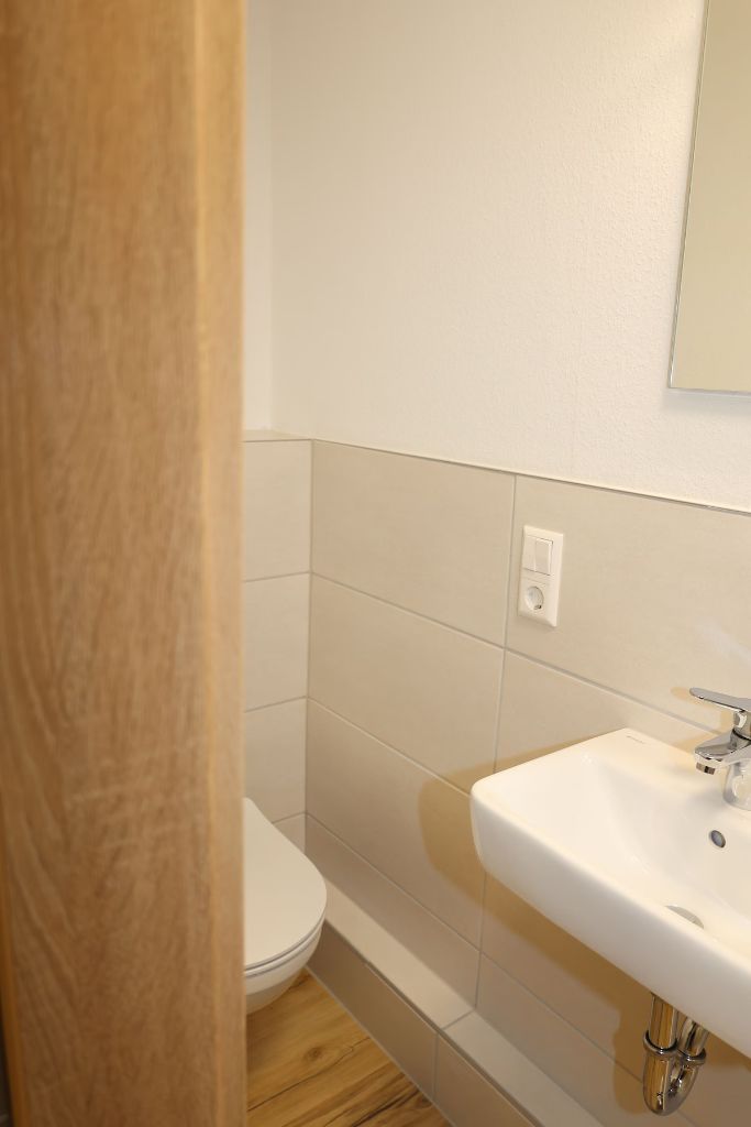 Zimmer 5 – Waschbecken und WC