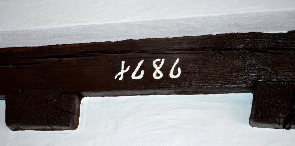 Historischer Deckenbalken mit Jahreszahl 1686
