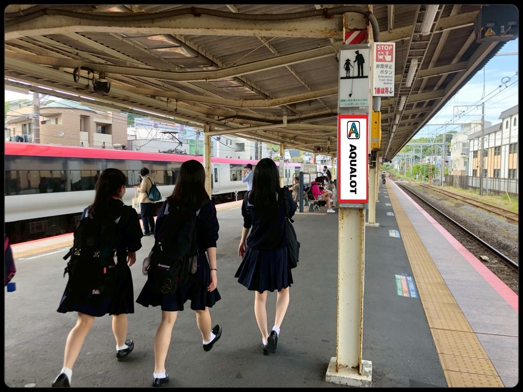 JR駅ホームでのAQUALOT専属媒体 - 学生や通勤者への確実なリーチ