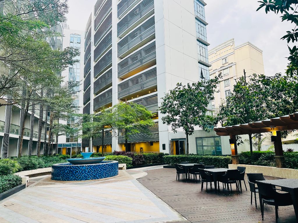 81 Newport Blvd outdoor courtyard area with water feature and dining spaces