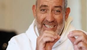 Ralf Schmitz entspannt am Pool - Der Traum vom ortsunabhängigen Lifestyle