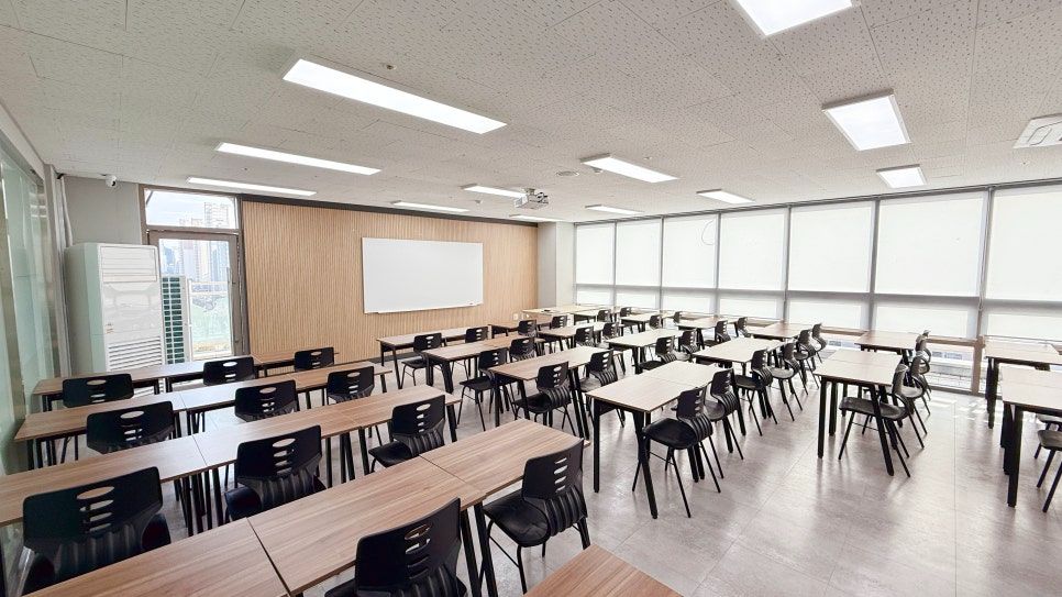대형 강의실 - 쾌적하고 밝은 학습 환경