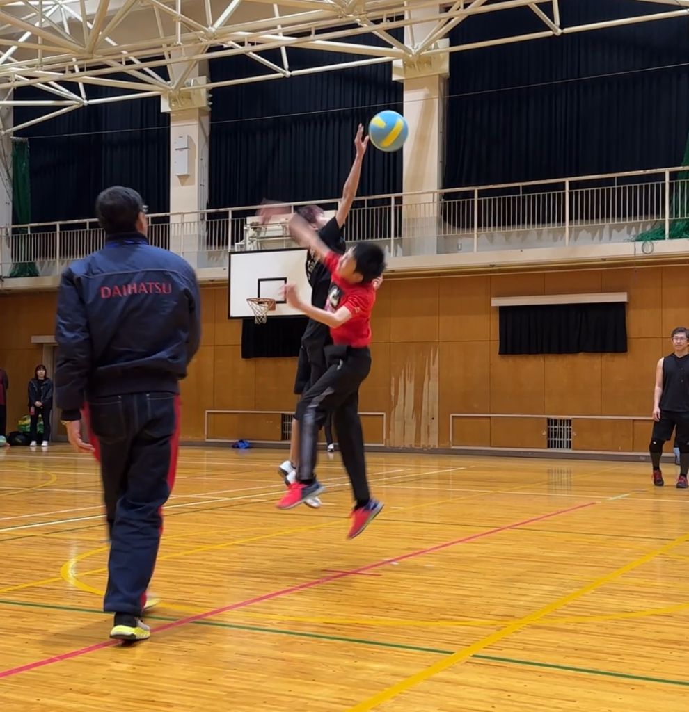アスリート教室対外試合 - 体育館でのバレーボール競技シーン