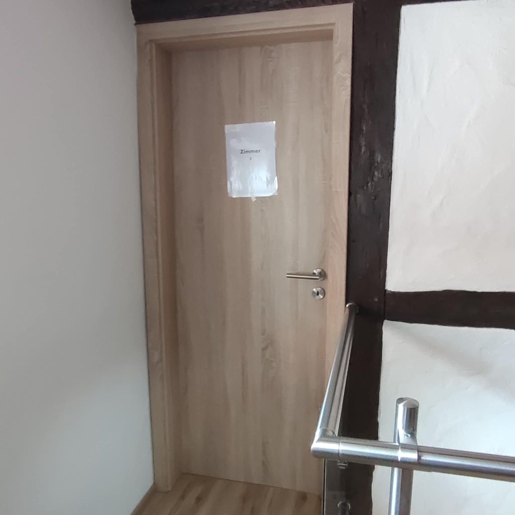 Zimmer 5 – Eingangstür
