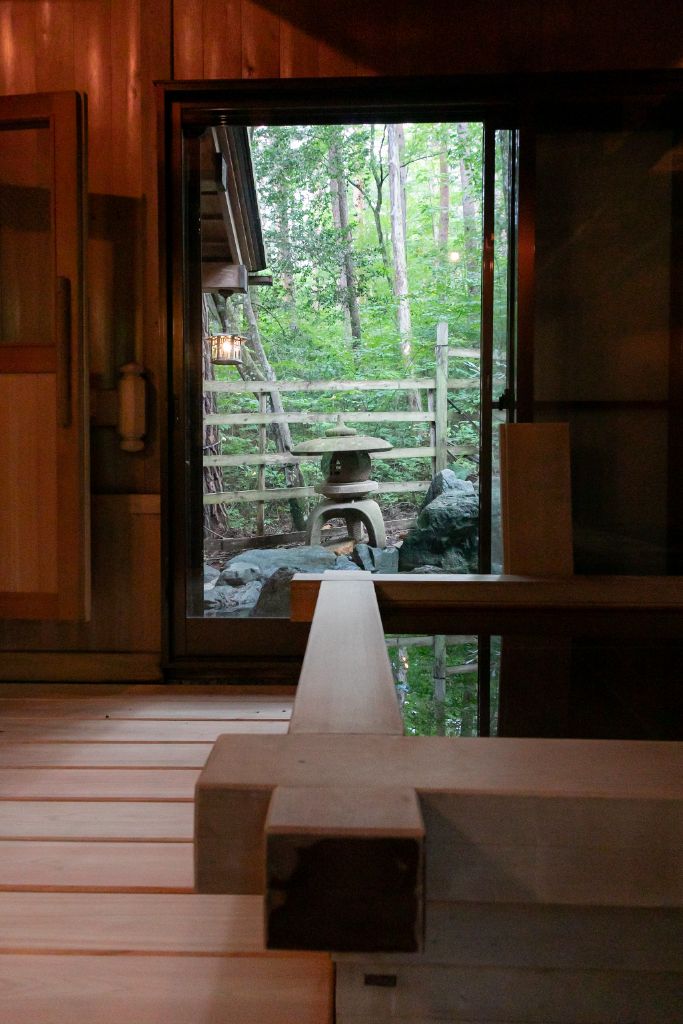 Villa Azumino 内湯から露天風呂への眺め