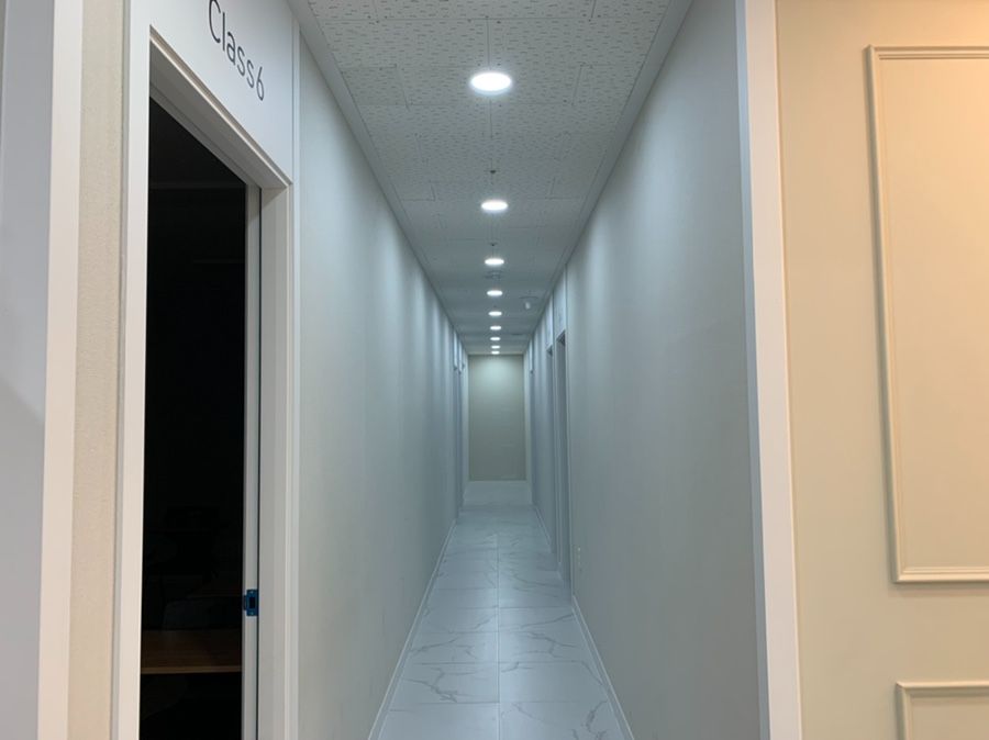 학원 내부 복도 - 깔끔한 시설