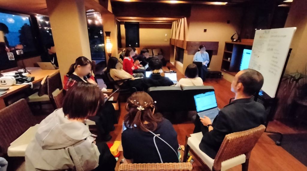 ワーケーション合宿でのコワーキング・学習風景