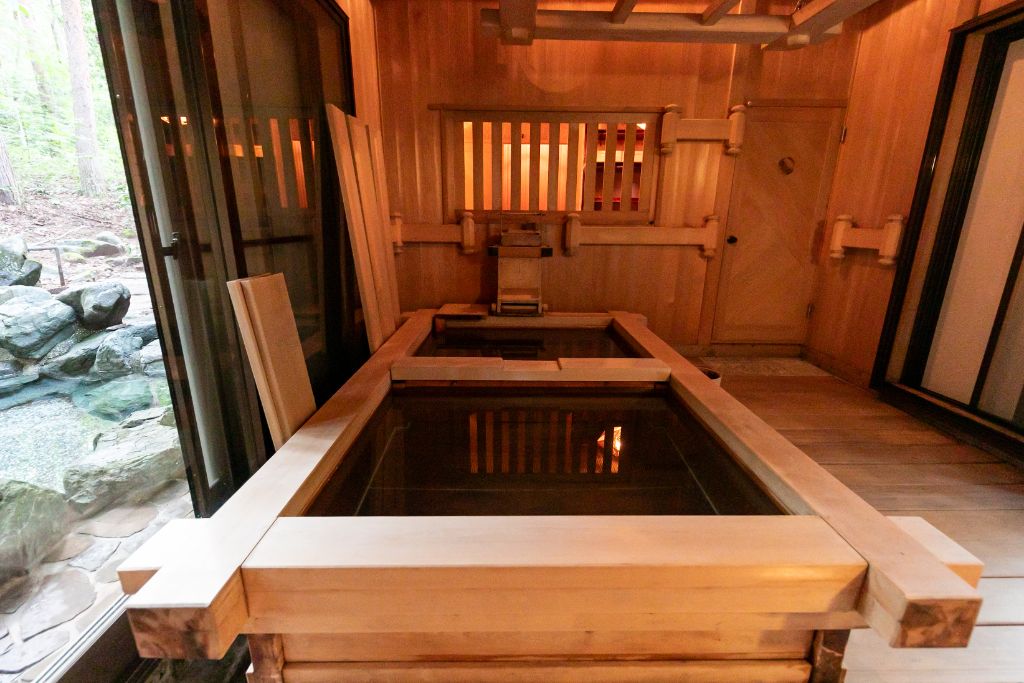 Villa Azumino 総檜風呂の内湯