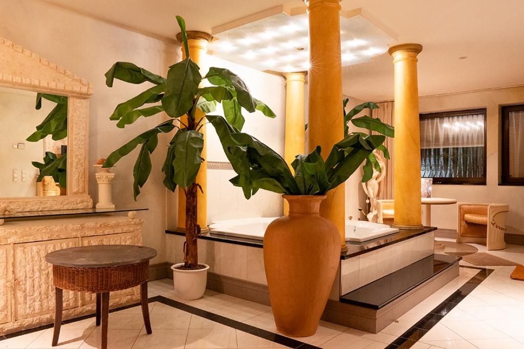 Barock-Suite mit goldenen Elementen